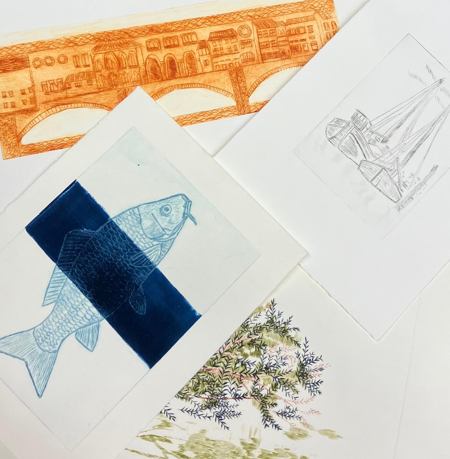 Werke aus dem Offenen Atelier liegen auf einem Tisch.